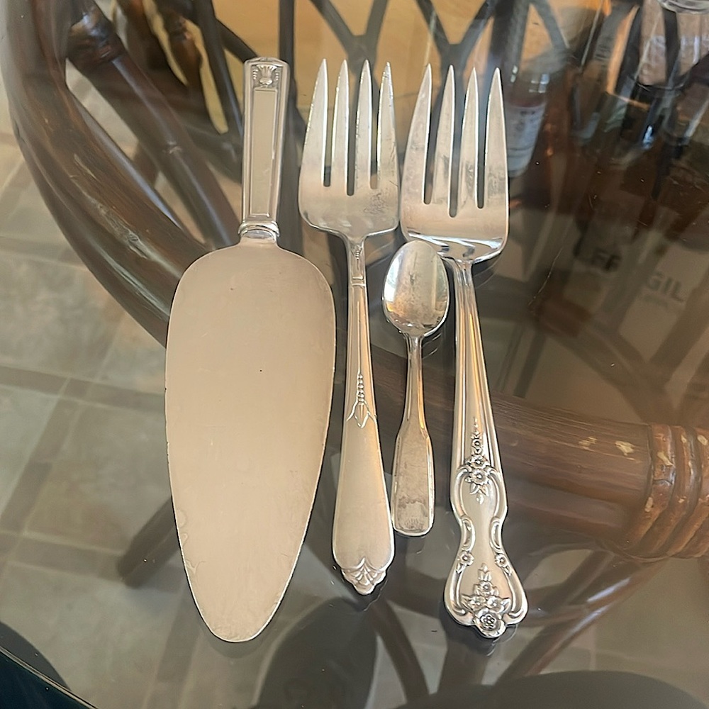 Vintage silver plate serving pieces in EUC. Will enhance any table!